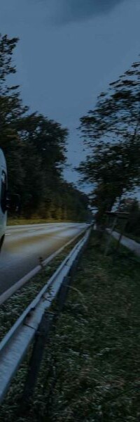 GO! Sprinter fährt nachts auf einer Landstraße