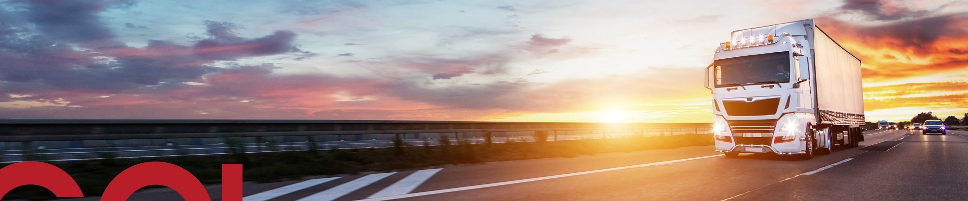 LKW fährt bei Sonnenuntergang über die Autobahn