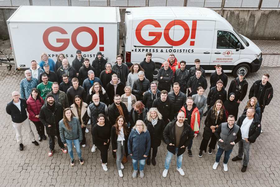 Teil des Teams von GO! Hamburg Ein Teail des Teams von GO! Hamburg auf dem Hof vor der Halle vor einer Grafitti-Wand