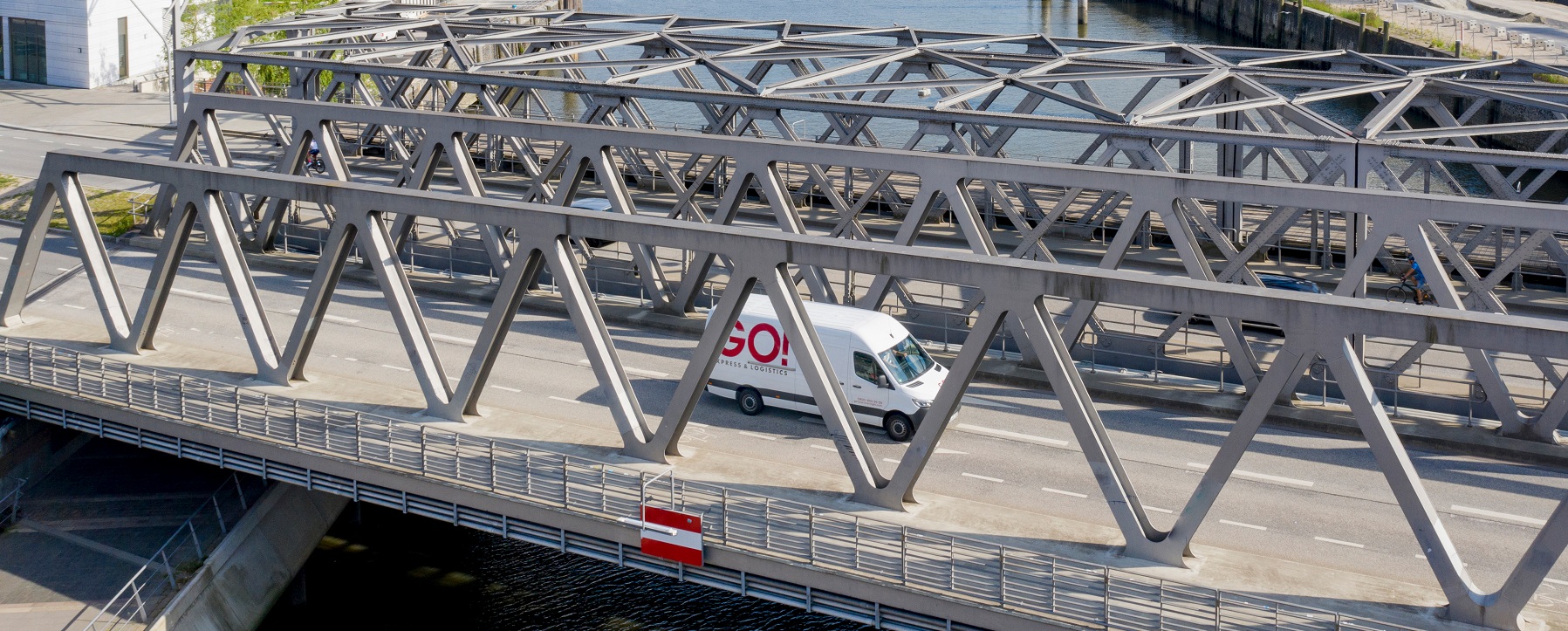 GO! Transporter fährt über Brücke in Hamburg