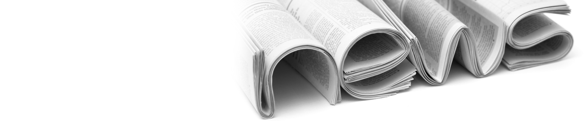 Zeitungen formen das Wort News auf weißem Hintergrund