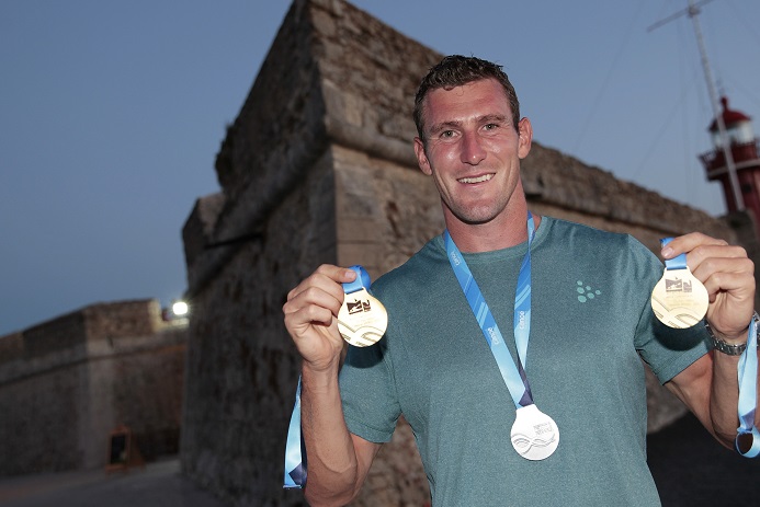 Kanute Sebastian Brendel zeigt seine drei gold Medallien