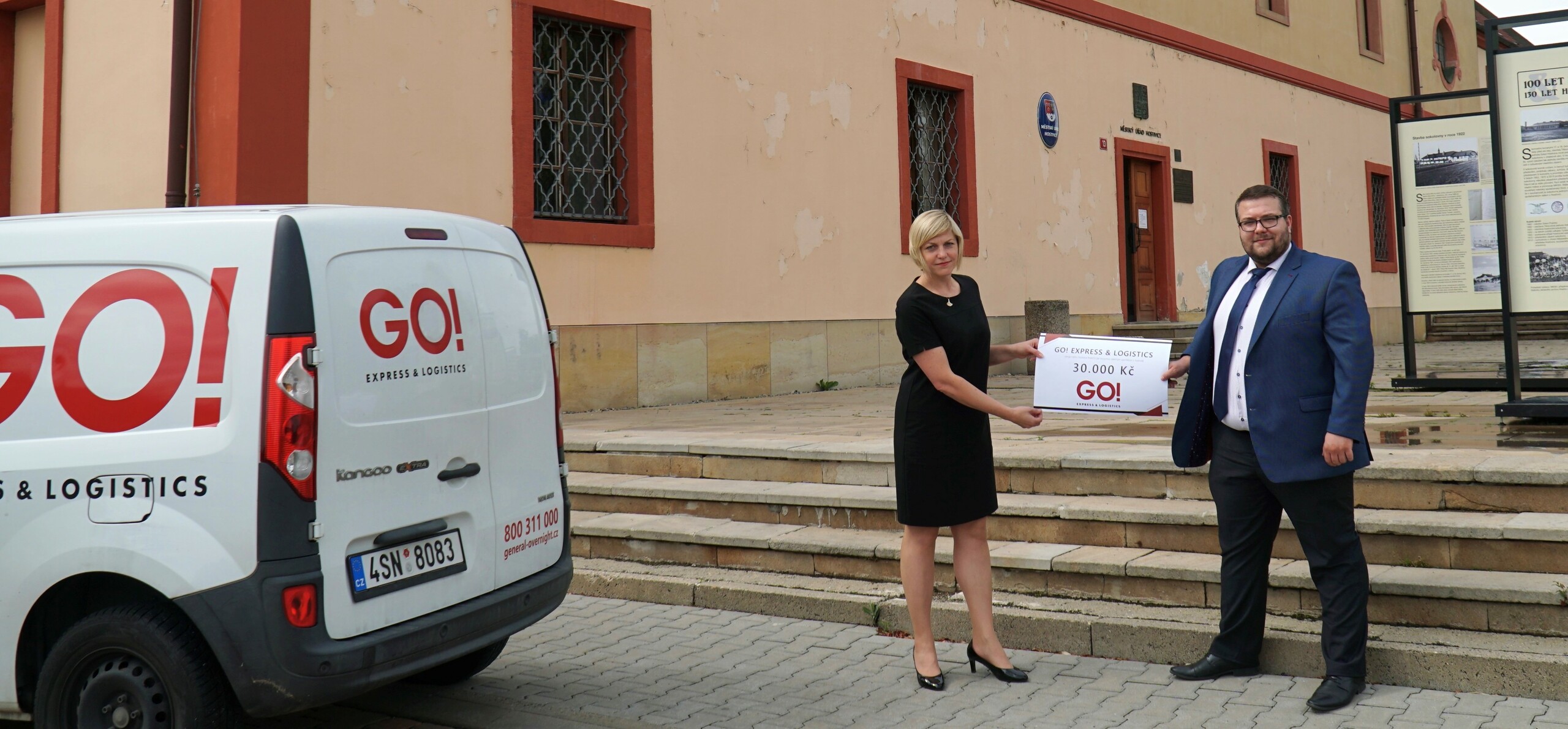 CEO GO! Express & Logistics Martin Koča předává šek pro město Plzeň