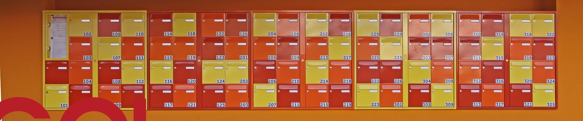 Briefkastenwand mit nummerierten Briefkästen in rot, orange und gelb