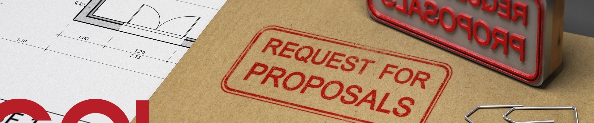 Roter „Request for proposals“-Stempel auf brauner Arbeitsmappe neben einem Zimmergrundriss