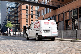 GO! Elektro Caddy GO! Elektro Caddy von hinten vor Backsteingebäude in Hamburg