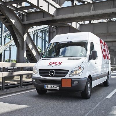 GO! Transporter mit Gefahrgutplakette auf einer Brücke