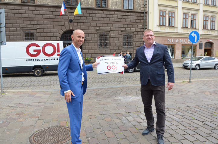CEO GO! Express & Logistics Martin Koča předává šek pro město Plzeň