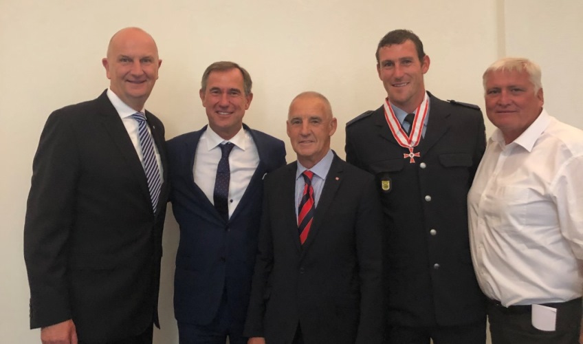 Gruppenfoto mit Dietmar Woidke (Ministerpräsident Land Brandenburg), Wolfgang Sacher (Vorstand GO! Express & Logistics Berlin), Jürgen Eschert (ehemaliger Kanute, Trainer und Sportmanager), Sebastian Brendel, Ralph Welke (Trainer)