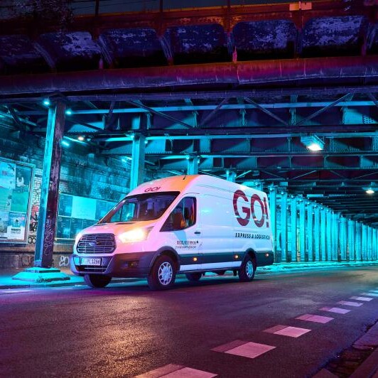 GO! Sprinter fährt nachts auf einer Landstraße