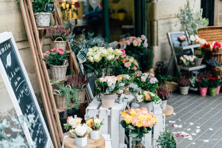 GO! Valentinstag Blumenversand mit Rosen und Pflanzen vor einem Blumengeschäft