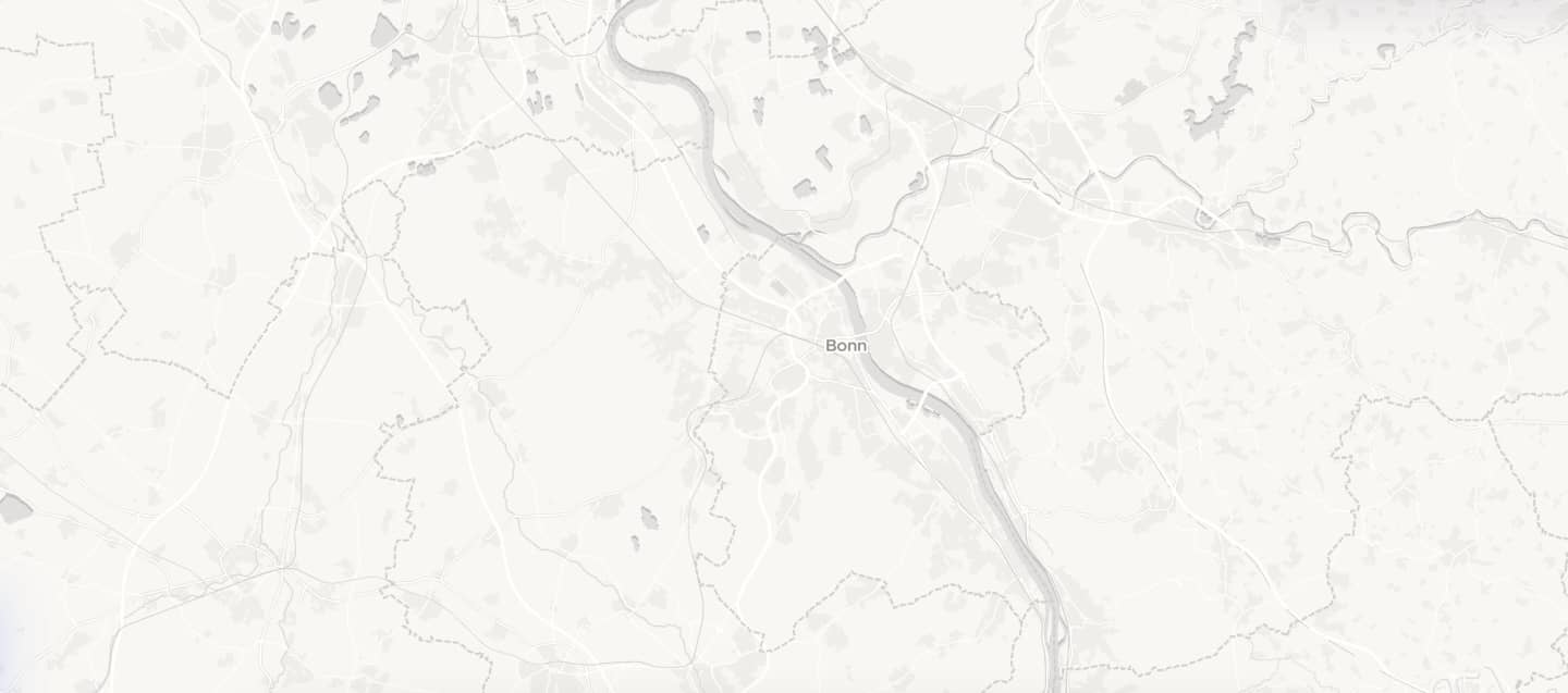 Eine abstrakte thematische Karte die Stadtgrenzen und Flussverlauf zeigt. Es ist kein genauer Ort zu erkennen. Die Karte dient zur Veranschaulichung der Stationssuche.